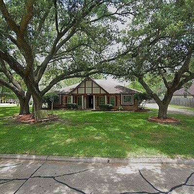 212 E Castle Harbour Dr, Friendswood, TX 77546