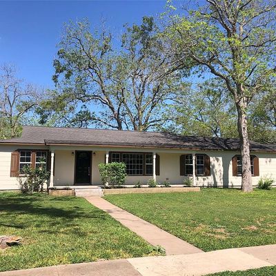 201 N Pecan, Moulton, TX 77975