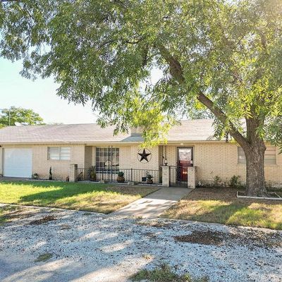 304 N Hall St, Comanche, TX 76442