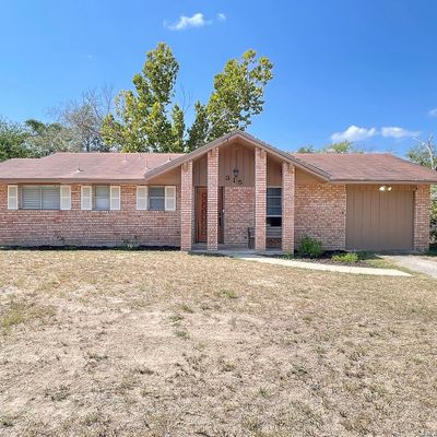 315 Mockingbird Ln, Devine, TX 78016