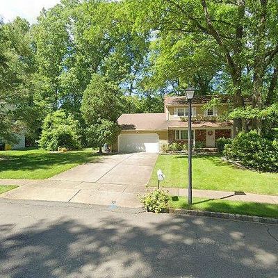 4 Apple Manor Ln, East Brunswick, NJ 08816