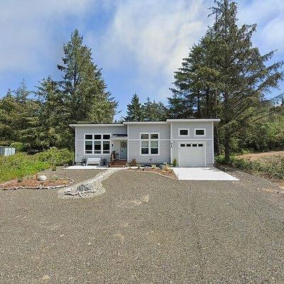 478 Canal Dr Se, Ocean Shores, WA 98569