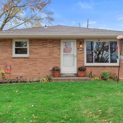 5579 S Trinthammer Ave, Cudahy, WI 53110