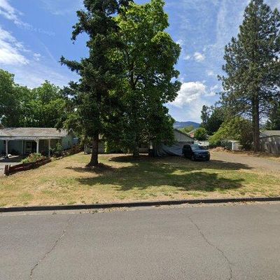 647 Ipson Dr, Medford, OR 97501