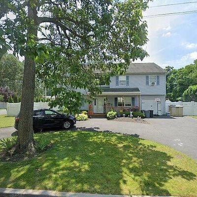 58 Princeton St, Islip, NY 11751