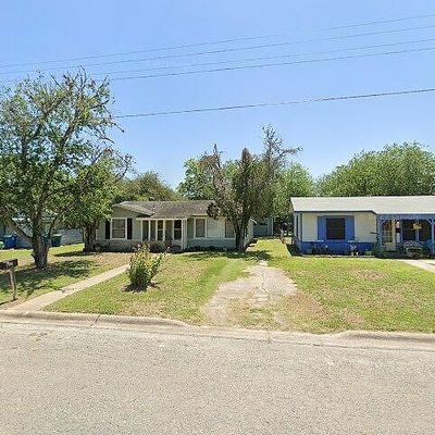 604 E Hutchinson St, Beeville, TX 78102