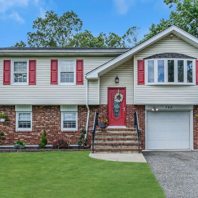 742 Lions Ln, Brick, NJ 08723