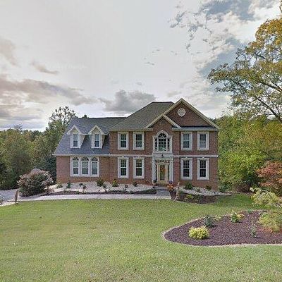 699 Twin Oak Dr, Troutville, VA 24175