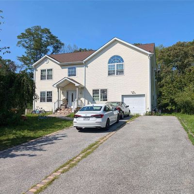 7 West Ct, Bay Shore, NY 11706