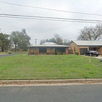 701 Cedar St, Hearne, TX 77859