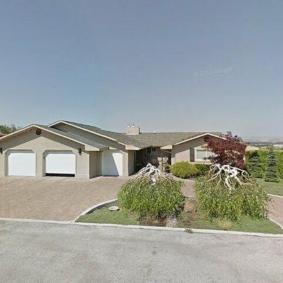 714 Country Club Dr, Yakima, WA 98901