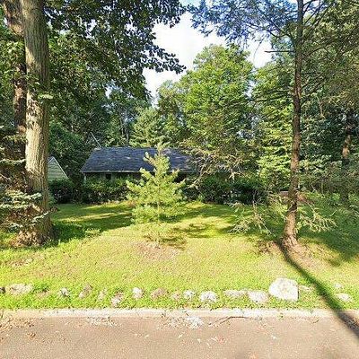 8 Autumn Ln, Old Tappan, NJ 07675