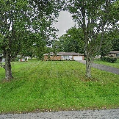 8 Sunnybrook Dr, New Castle, PA 16105