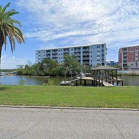 3 RIVERWALK DR