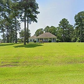 107 LONGLEAF DR